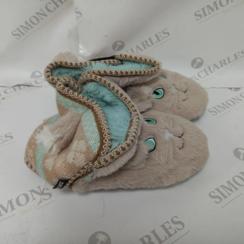 PAIR OF MUK LUKS CAT ANIMAL SLIPPERS - SIZE 6