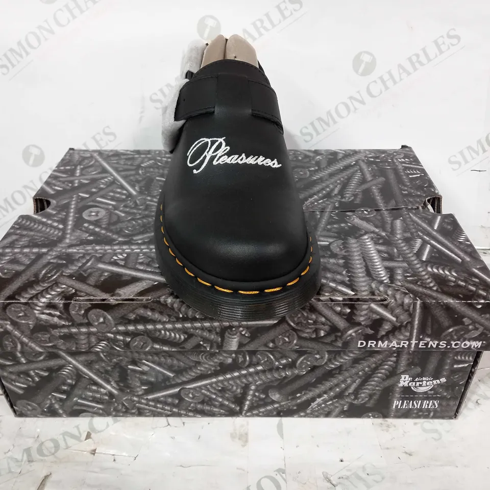 BOXED PAIR OF DR MARTENS JORGE PLEASURES IN BLACK UK SIZE 6.5