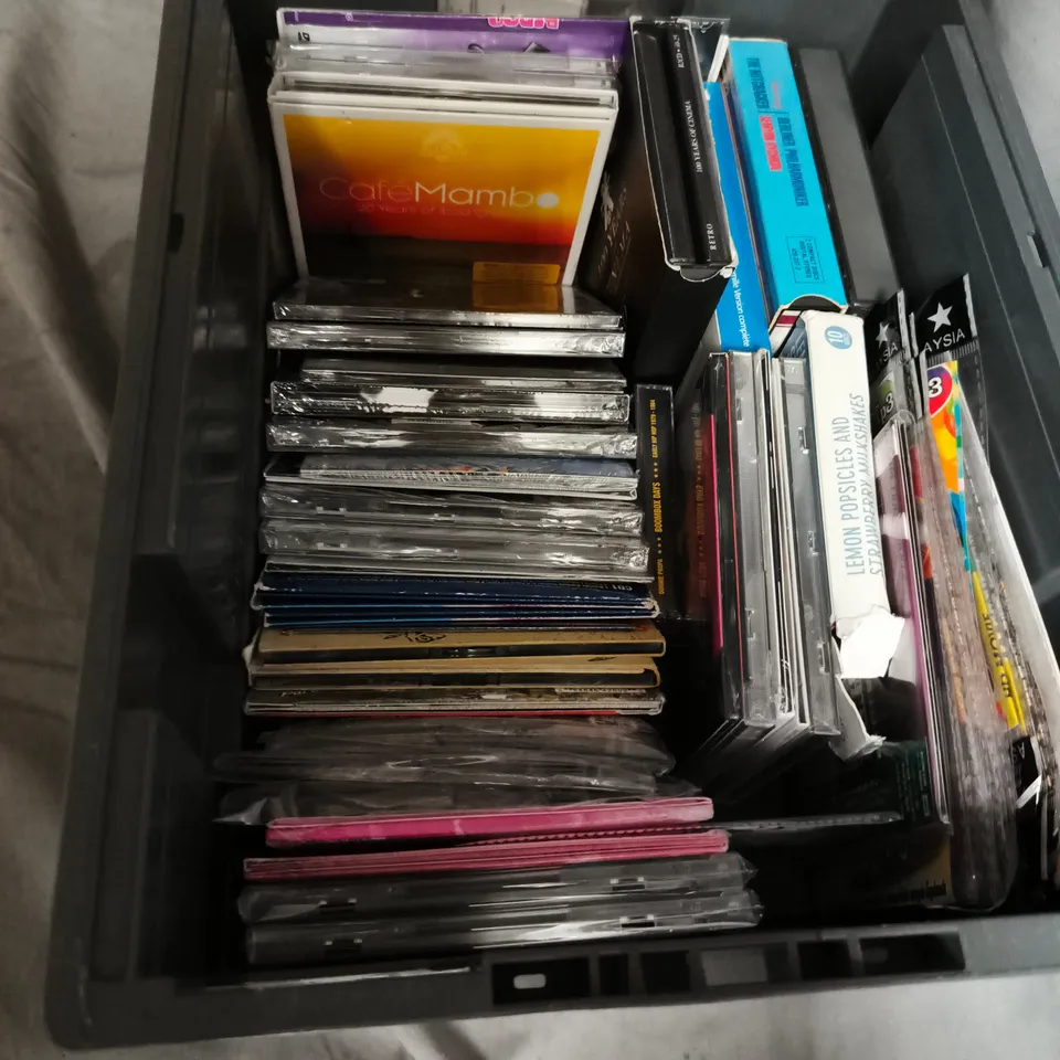 BOX OF APPROXIMATELY 30 ASSOERTED CDS INCLUDING THE MELTDOWNZ , SABRINA CARPENTER , REGGAE PAN CHRISTMAS AND BUDDY HOLLY 
