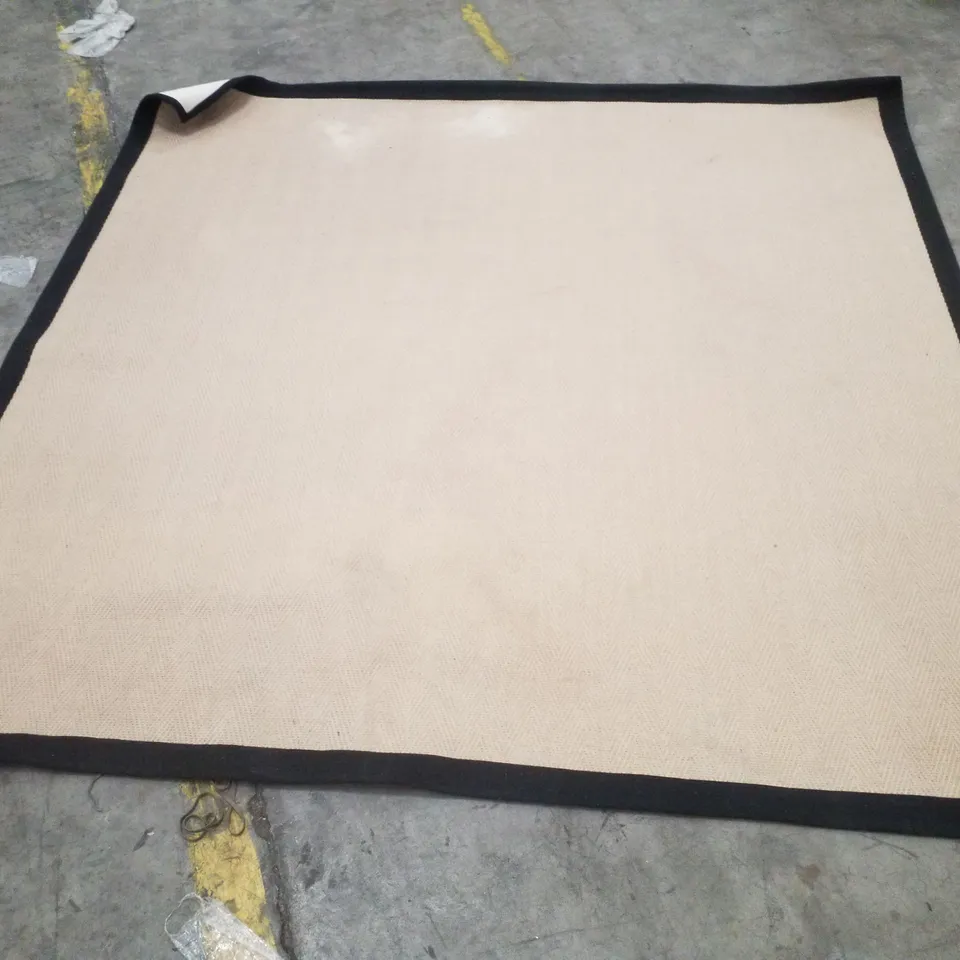 QUALITY DESIGNER AREA RUG - APPROXIMATELY     200X200CM