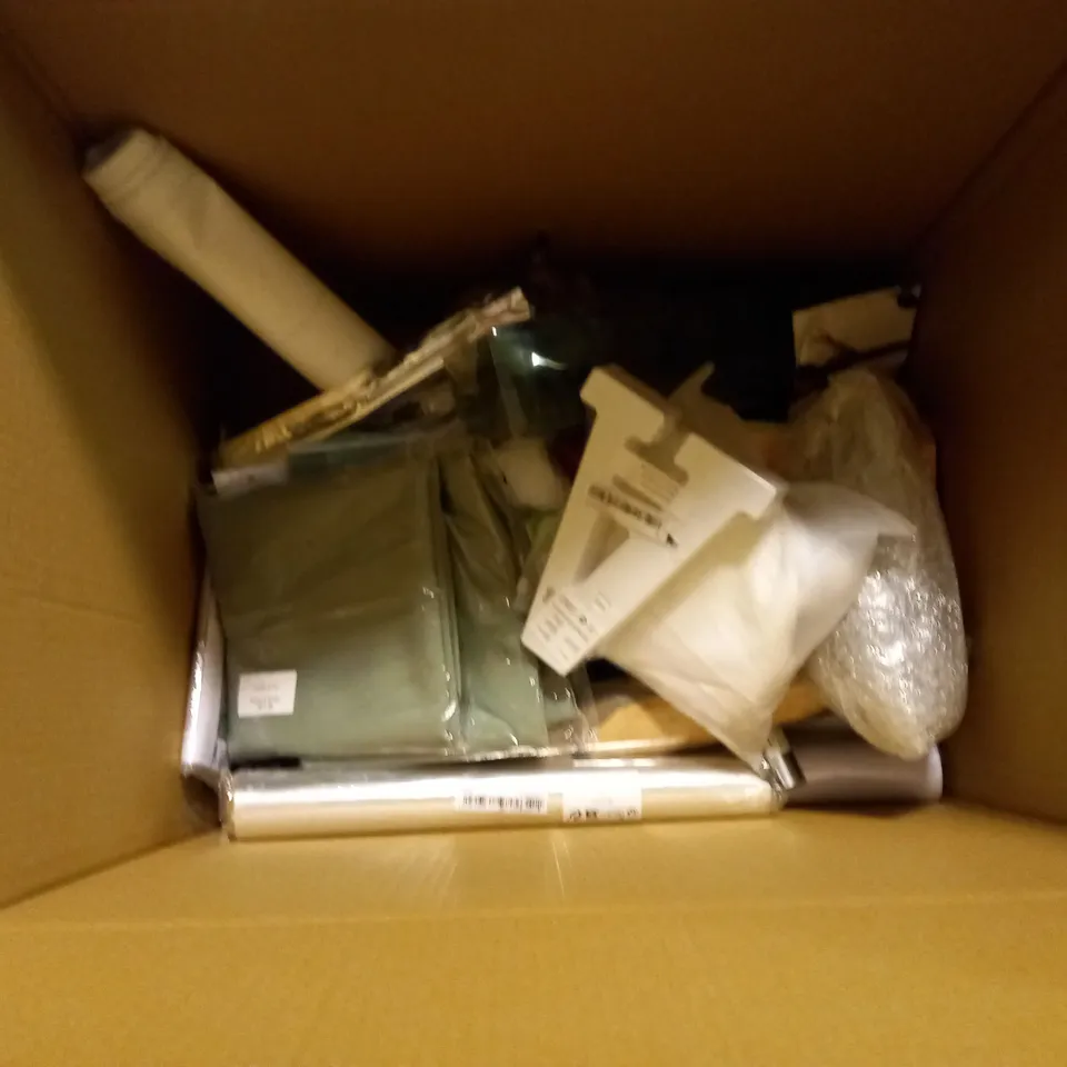 BOXED ASSORTMENT OF APPROXIMATELY 20 ART AND CRAFT ITEMS, TO INCLUDE CREATIVE PARTY, PUKKA, SACCHETTO, ETC