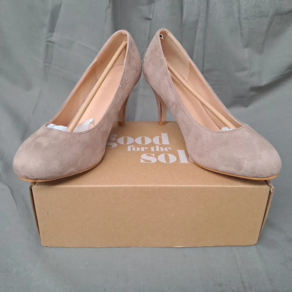 BOXED PAIR OF GOOD FOR THE SOLE WIDE FIT HEELED SHOES IN TAUPE SIZE 7
