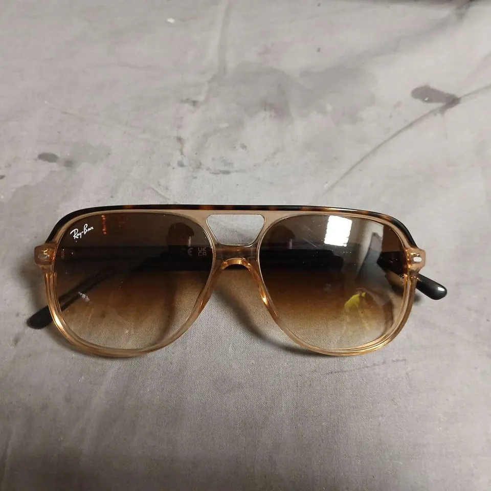 RAY-BAN SUNGLASSES – WITH CASE