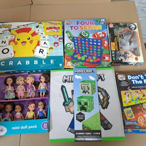 LOT OF 10 ASSORTED TOYS AND GAMES TO INCLUDE POEMON SCRABBLE. HAPELLO MINI DOLL PACK AND MINECRAFT STORAGE BOXES