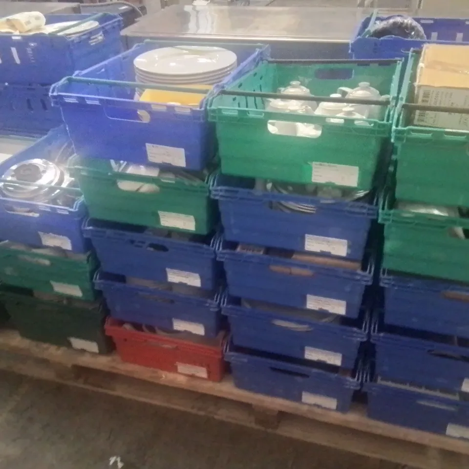 PALLET TO CONTAIN A LARGE VARIETY OF CATERING ITEMS TO INCLUDE; JUGS, PLATES, TEAPOTS, SALT AND PEPPER DISPENSERS ETC