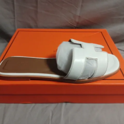 BOXED PAIR OF HERMÈS PARIS WHITE LEATHER ORAN SANDALS – SIZE 36