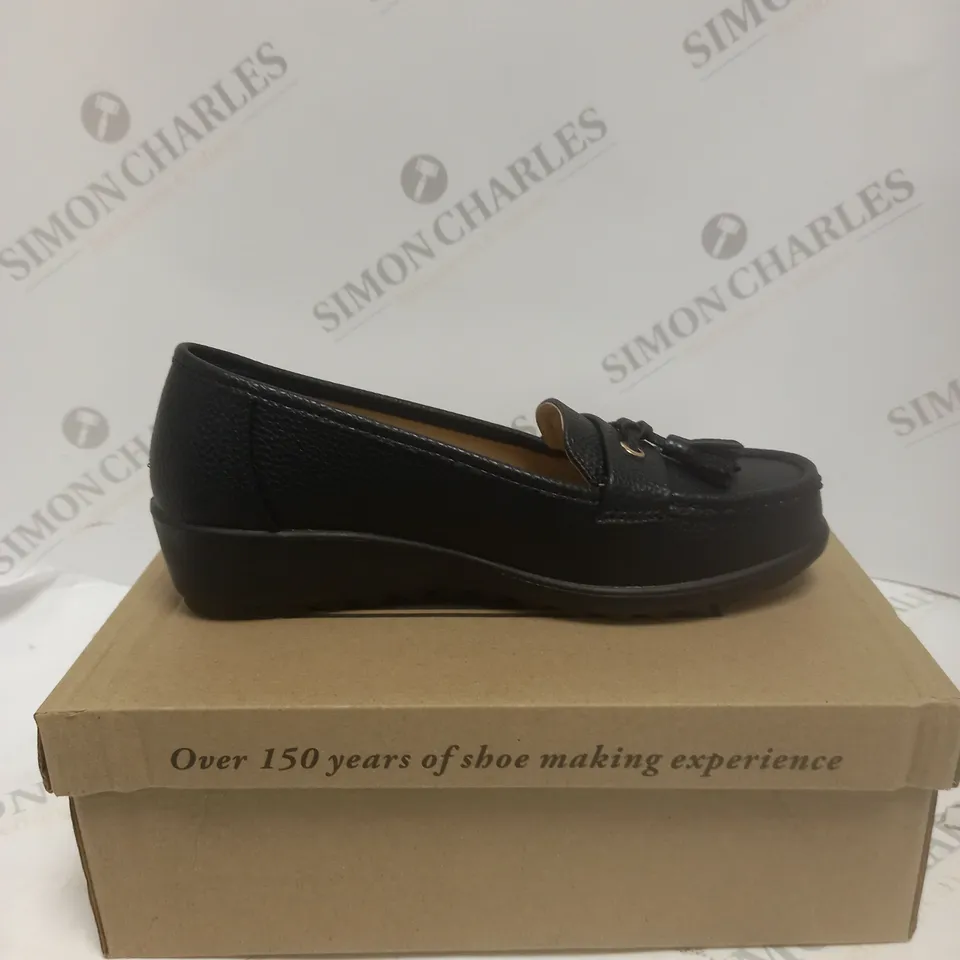 BOXED PAIR OF CUSHION WALK TASSLE LOAFERS - 5