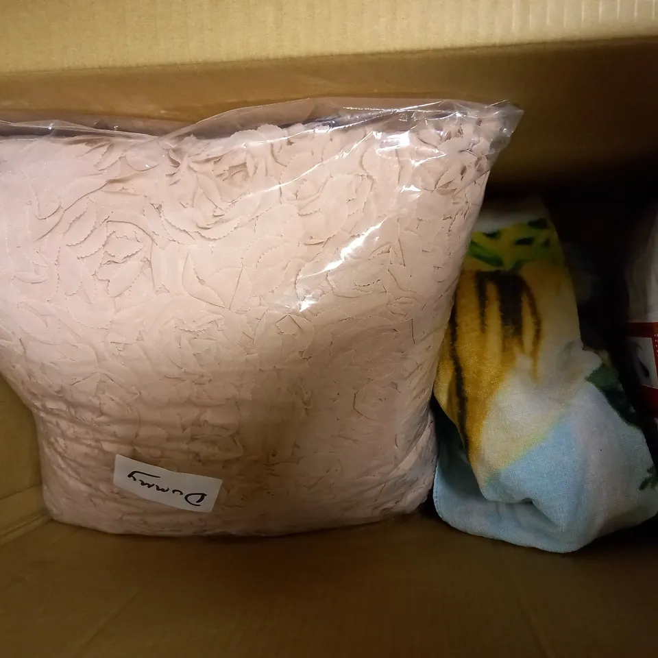 LOT OF 6 ITEMS OF BEDDING IN ASSORTED STYLES & SIZES