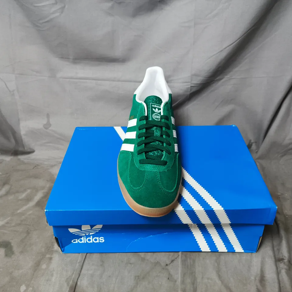 BOXED PAIR OF ADIDAS MENS GAZELLE INDOOR TRAINERS IN GREEN - UK 12