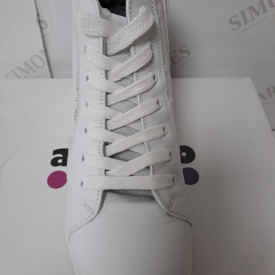 BOXED LEATHER WHITE BOOTS SIZE 6