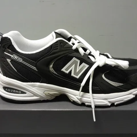 BOXED PAIR OF NEW BALANCE RUNNING 530 TRAINERS IN BLACK/WHITE - UK 9