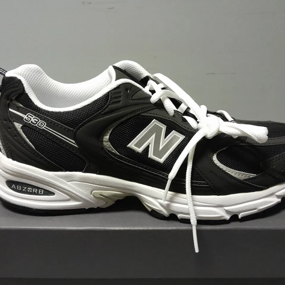 BOXED PAIR OF NEW BALANCE RUNNING 530 TRAINERS IN BLACK/WHITE - UK 9