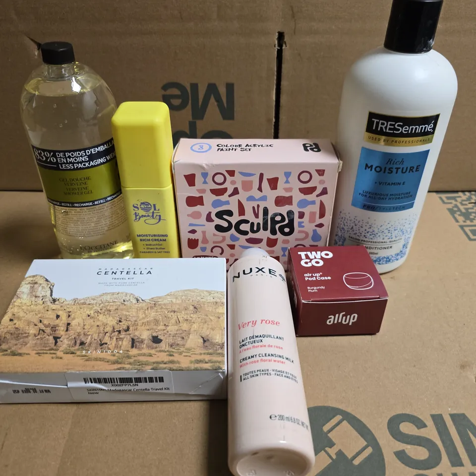 APPROXIMATELY 15 ASSORTED HEALTH & BEAUTY PRODUCTS TO INCLUDE LUXE ALWAYS AND TRESEMME