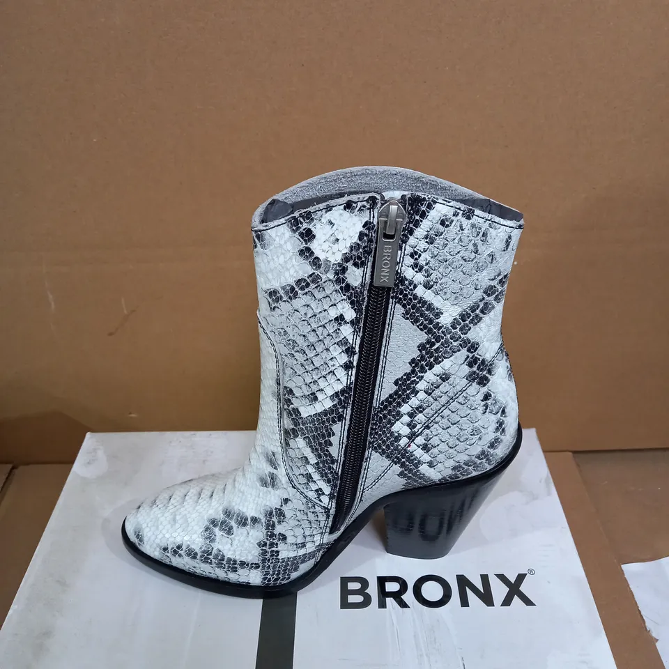 BRONX ZIP WESTERN ANKLE BOOTS - BLACK/WHITE - SIZE 3