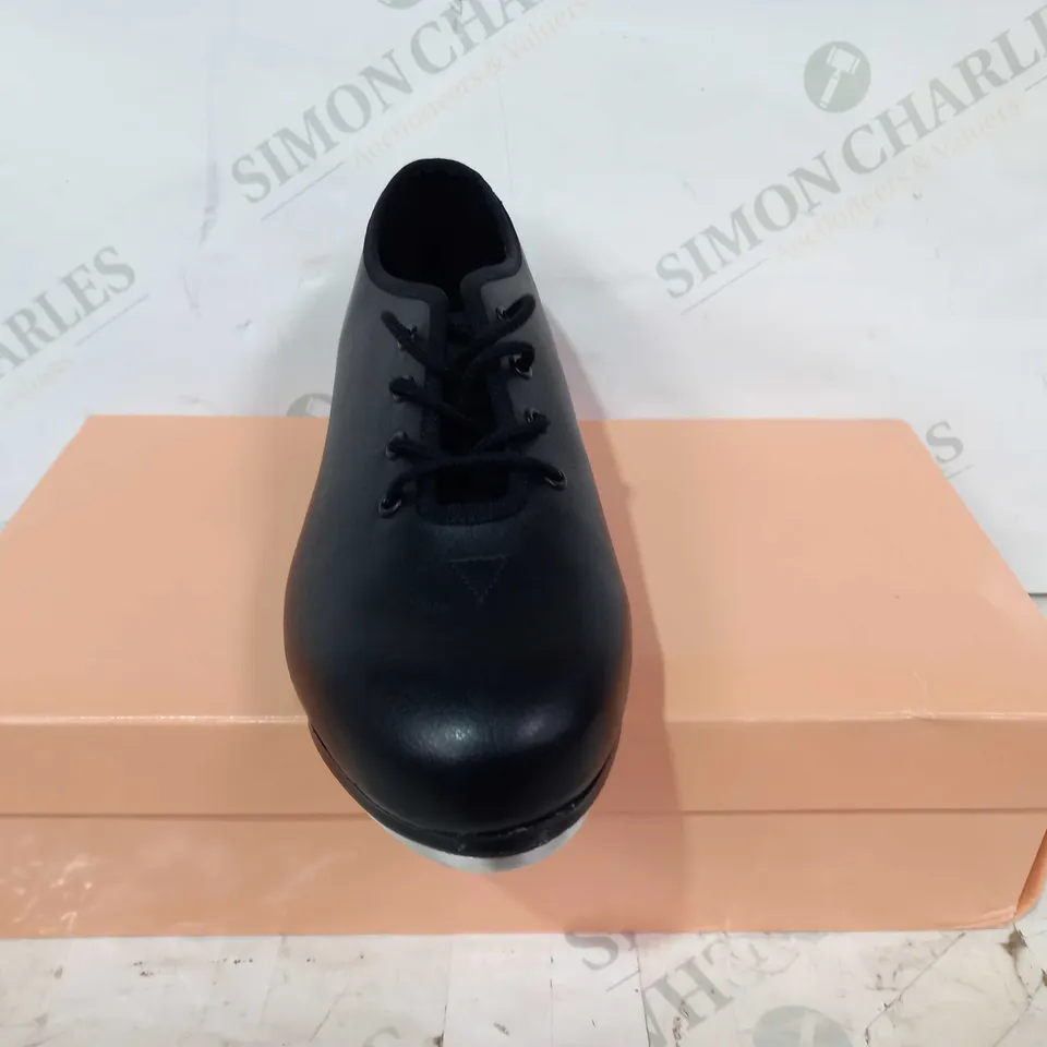 BOXED PAIR OF BLOCK LACE UP STUDENT JAZZ TAP SHOES IN BLACK UK SIZE 3