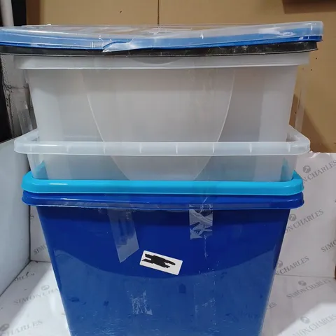 SET OF 4 PLASTIC STORAGE CONTAINERS IN VARIOUS SIZES AND COLOURS