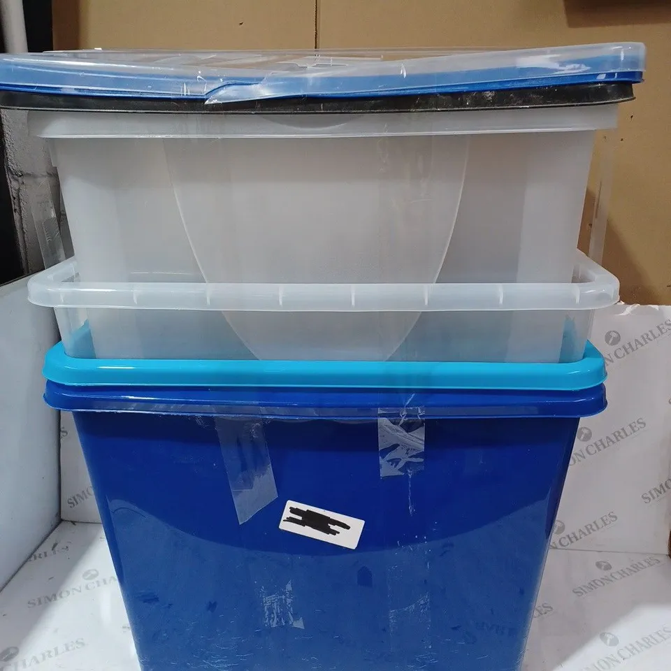 SET OF 4 PLASTIC STORAGE CONTAINERS IN VARIOUS SIZES AND COLOURS