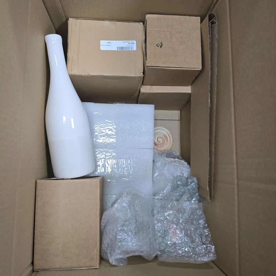 LOT OF APPROXIMATELY 20 ASSORTED POTTERY ITEMS TO INCLUDE FESTIVE LED CANDLE, DESSERT BOWLS AND EGG CUP