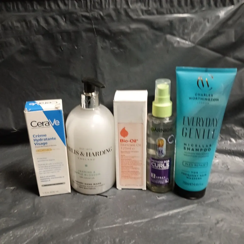 APPROXIMATEY 20 ASSORTED HEALTH AND BEAUTY PRODUCTS TO INCLUDE - CHARLES WORTHINGTON MICELLAR SHAMPOO - CERAVE MOISTURISING LOTION AND BIO-OIL