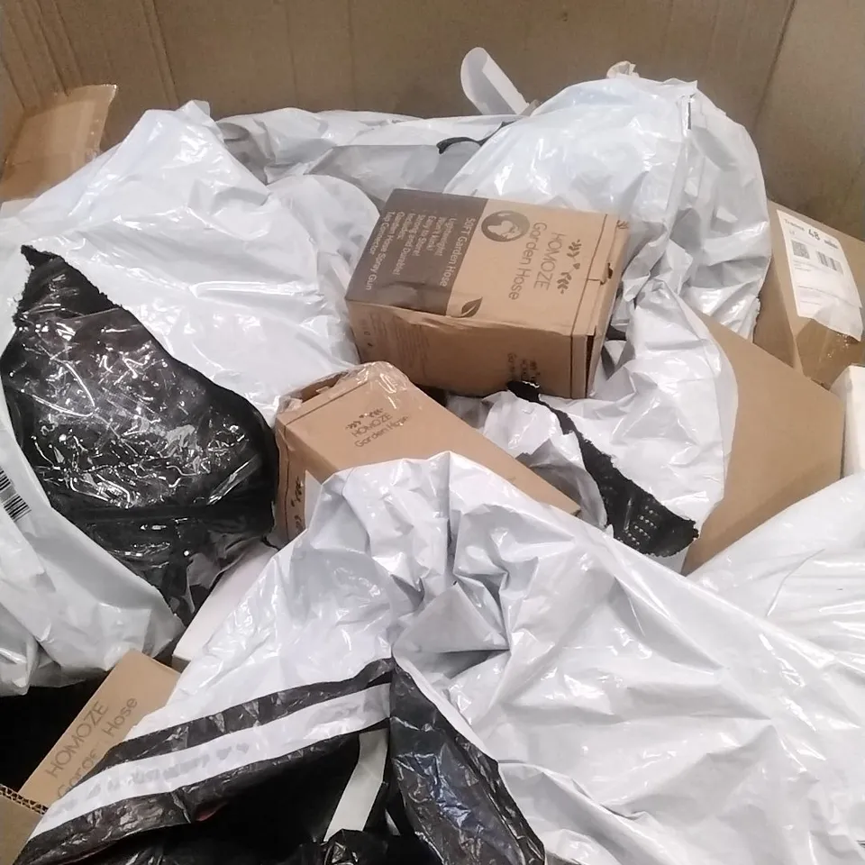 A PALLET CONTAINING A LARGE QUANTITY OF ASSORTED GARDEN HOSES ETC