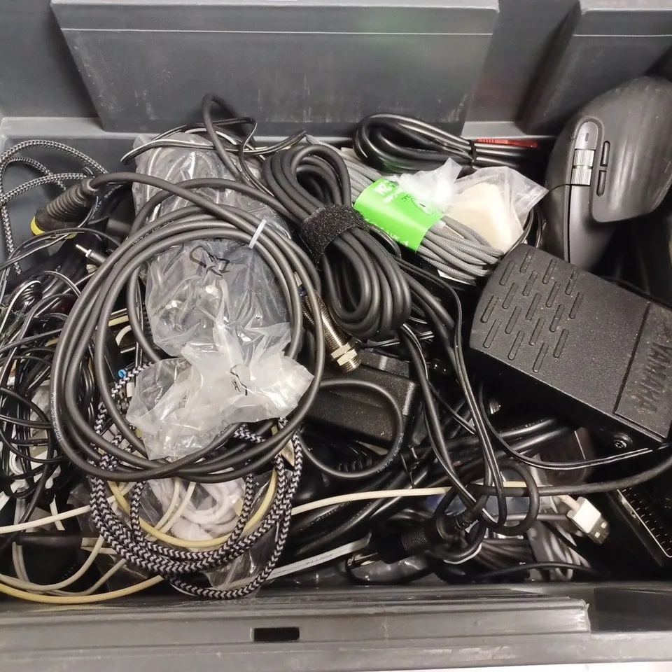 BOX OF APPROX 15 ASSORTED CABLES AND POWER LEADS