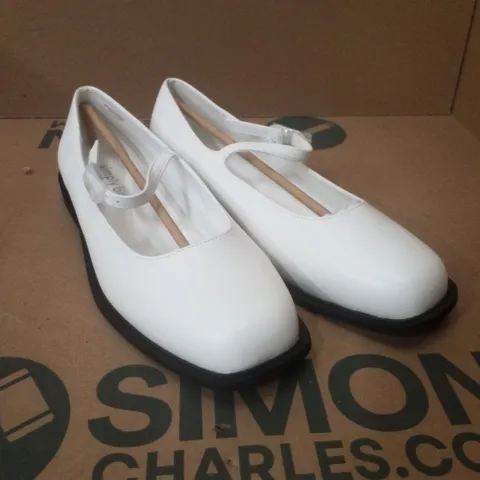 BOX CONTAINING APPROXIMATELY 9 PAIRS OF BRAND NEW SIMPLY BE ECRU BROOKE EX WIDE FLATS - SIZE 7