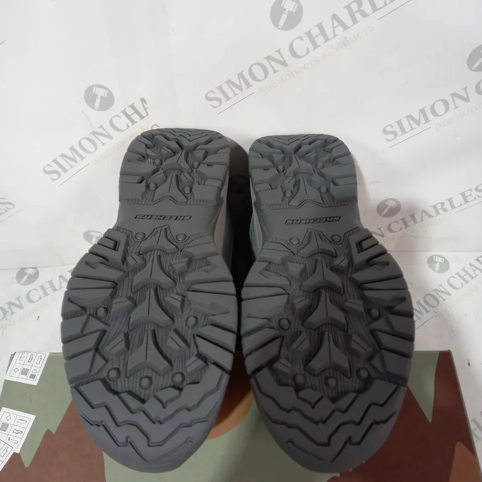 BOXED SKECHERS WOMENS ANTI SLIP AND WATERPROOF FUR LINED BOOTS - SIZE 6