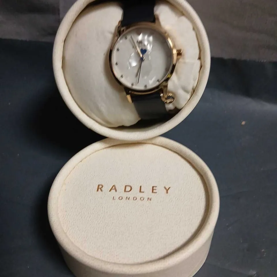 RADLEY LONDON WRISTWATCH – GOLD-TONE CASE, BLACK LEATHER STRAP