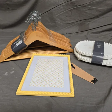 APPROXIMATELY 10 ASSORTED ITEMS TO INCLUDE BEADED TRAYS, WOODEN HANGERS, PHOTO FRAME, ETC