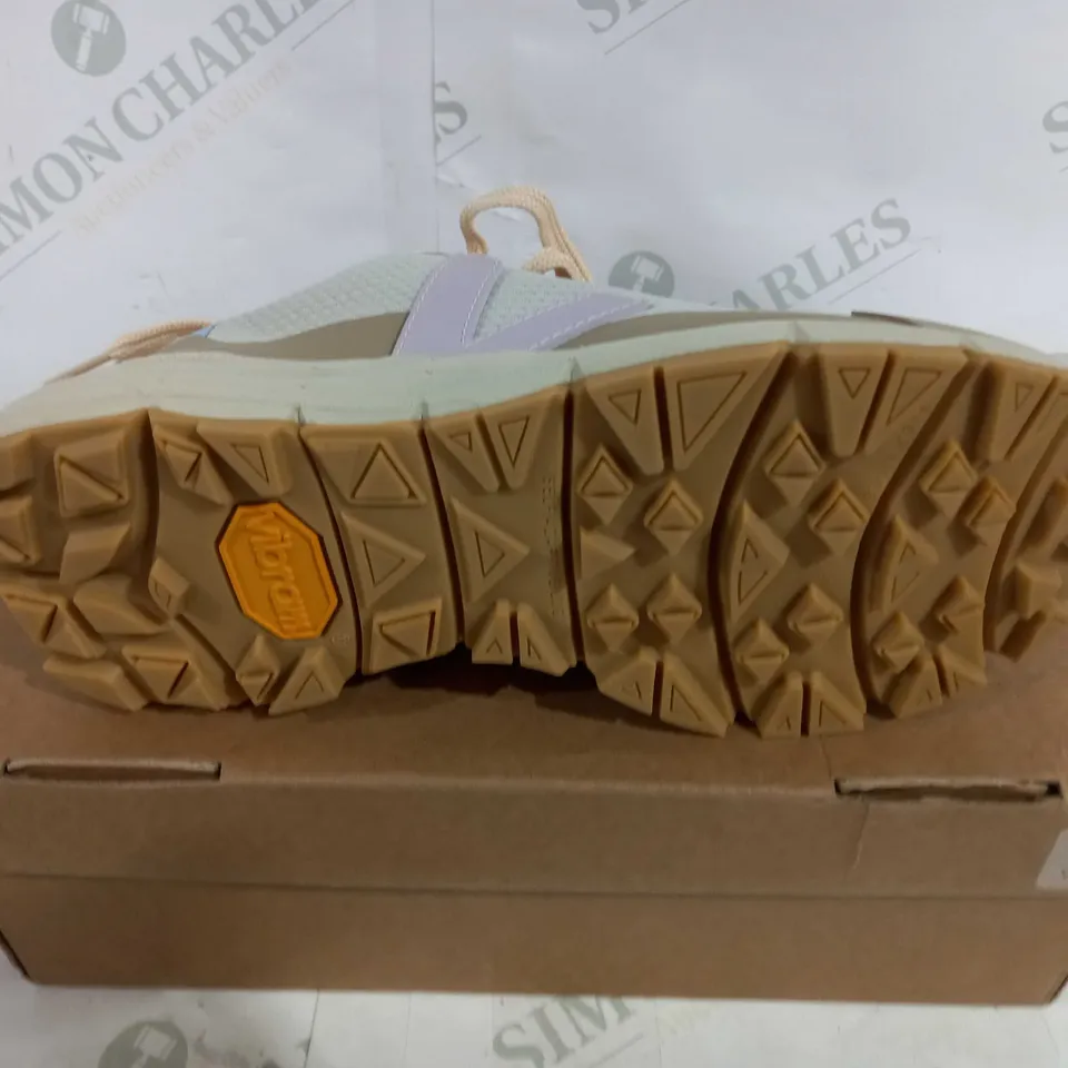 BOXED PAIR OF VEJA DEKKAN ALVEOMESH - NATURAL PARME SNEAKERS - UK 5