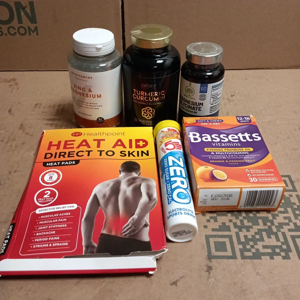TOTE OF APPROXIMATELY 20 ASSORTED HEALTH/VITAMIN RELATED ITEMS TO INCLUDE BASSETTS VITAMINS, HEAT AID PADS, ZINC AND MAGNESIUM, TURMERIC CURCUMIN, MAGNESIUM GLYCINATE ETC