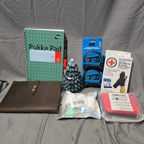 APPROXIMATELY 12 ASSORTED HOUSEHOLD ITEMS TO INCLUDE OX TAPE MEASURES, PUKKA PAD, ARTHIRITIS GLOVES, ETC