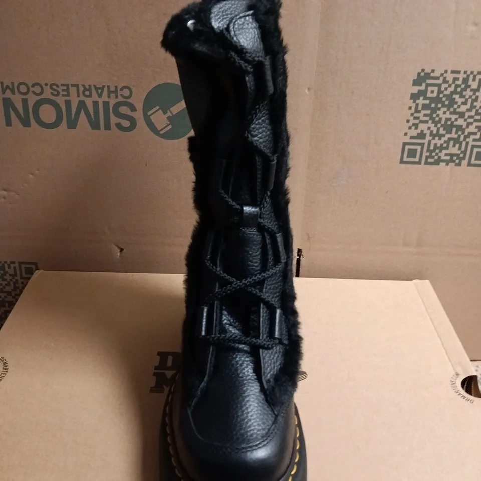 BOXED PAIR OF DR. MARTENS BUXX LACE BOOTS - UK SIZE 6.5