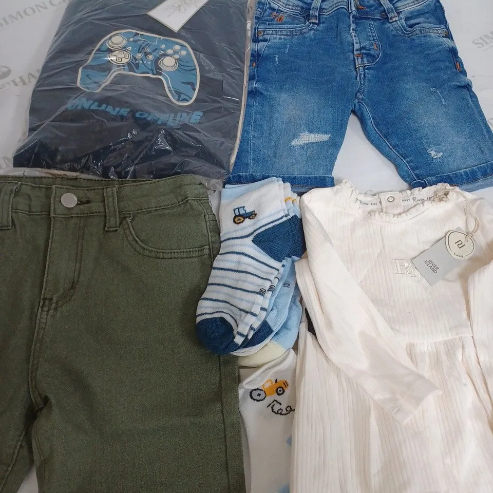 BOX OF APPROXIMATELY 35 ASSORTED KIDS CLOTHING ITEMS TO INCUDE - SOCKS , SHORTS , DRESS ETC