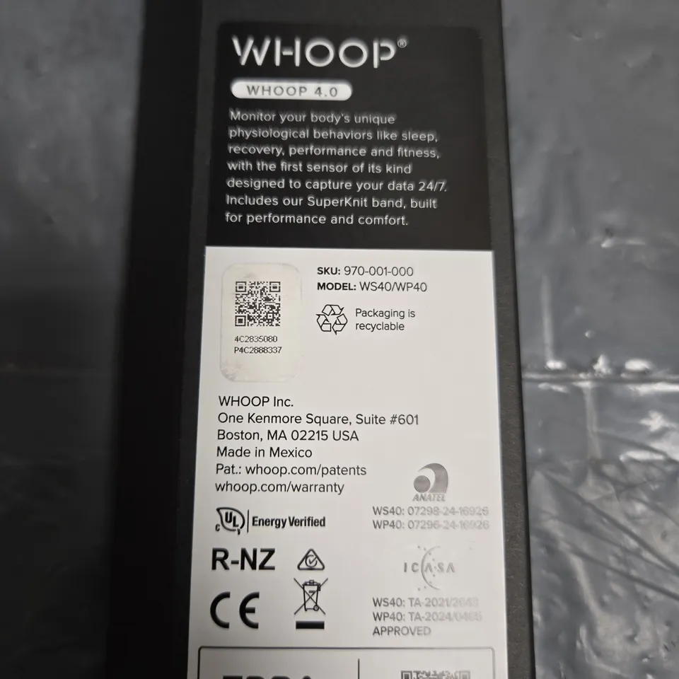 WHOOP 4.0 FITNESS TRACKER BAND WITH USB CHARGER 
