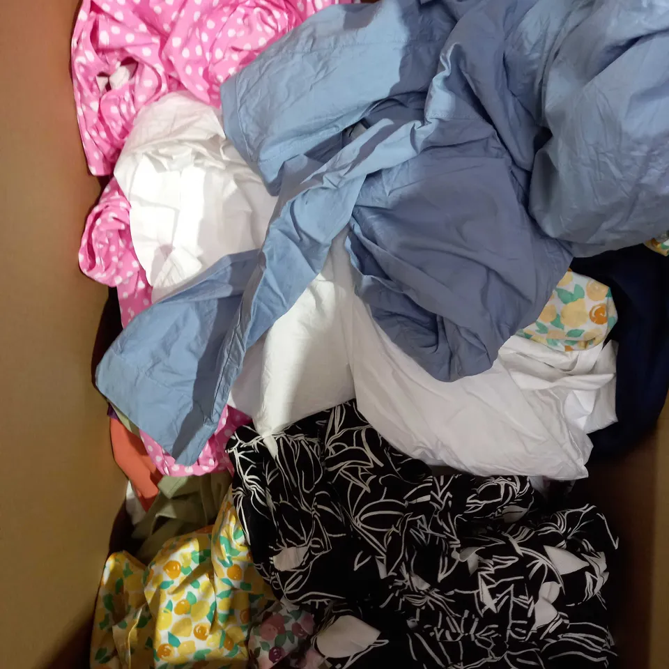 LOT OF APPROXIMATELY 20 ASSORTED CLOTHING ITEMS IN VARIOUS SIZES TO INCLUDE DANI MINOGUE, MASAI, D&CO ETC