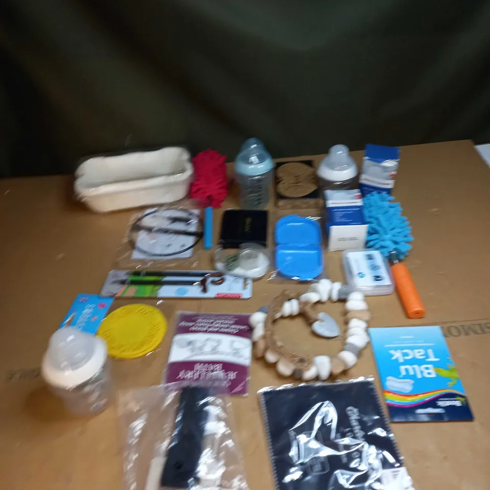 LOT OF ASSORTED ITEMS TO INCLUDE BABY BOTTLES, HANGING HEART DECOR AND MOULD REMOVER