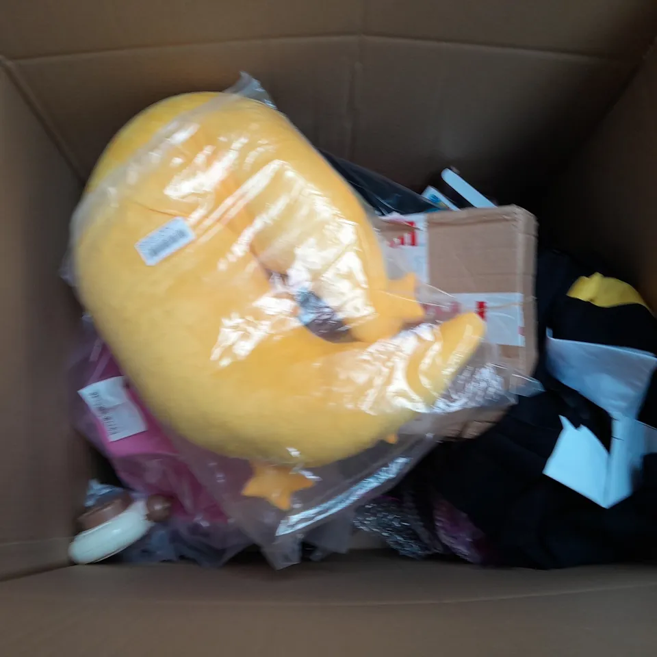 BOX OF APPROX 15 ASSORTED TOYS AND GAMES TO INCLUDE - TEDDIES, BOXING GLOVES AND FOOTBALL