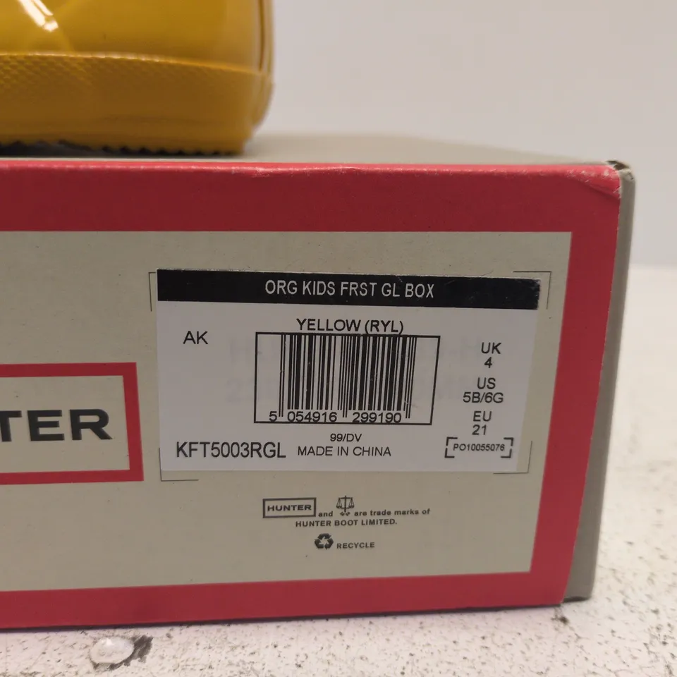 BOXED PAIR OF HUNTER KIDS YELLOW RAIN BOOTS - UK 4