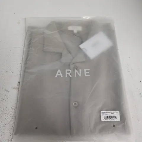 BAGGED ARNE EVERYDAY LUXE REVERE COLLAR SHIRT IN STONE - LARGE