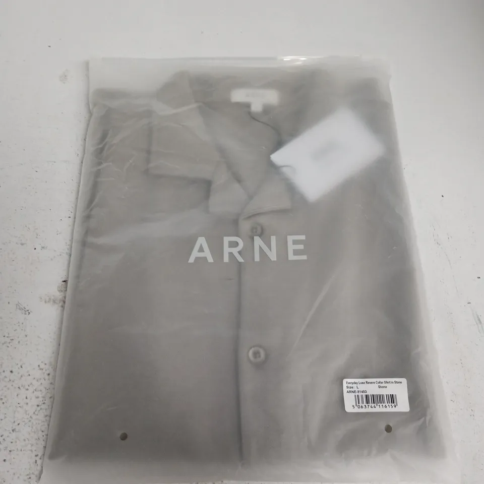 BAGGED ARNE EVERYDAY LUXE REVERE COLLAR SHIRT IN STONE - LARGE