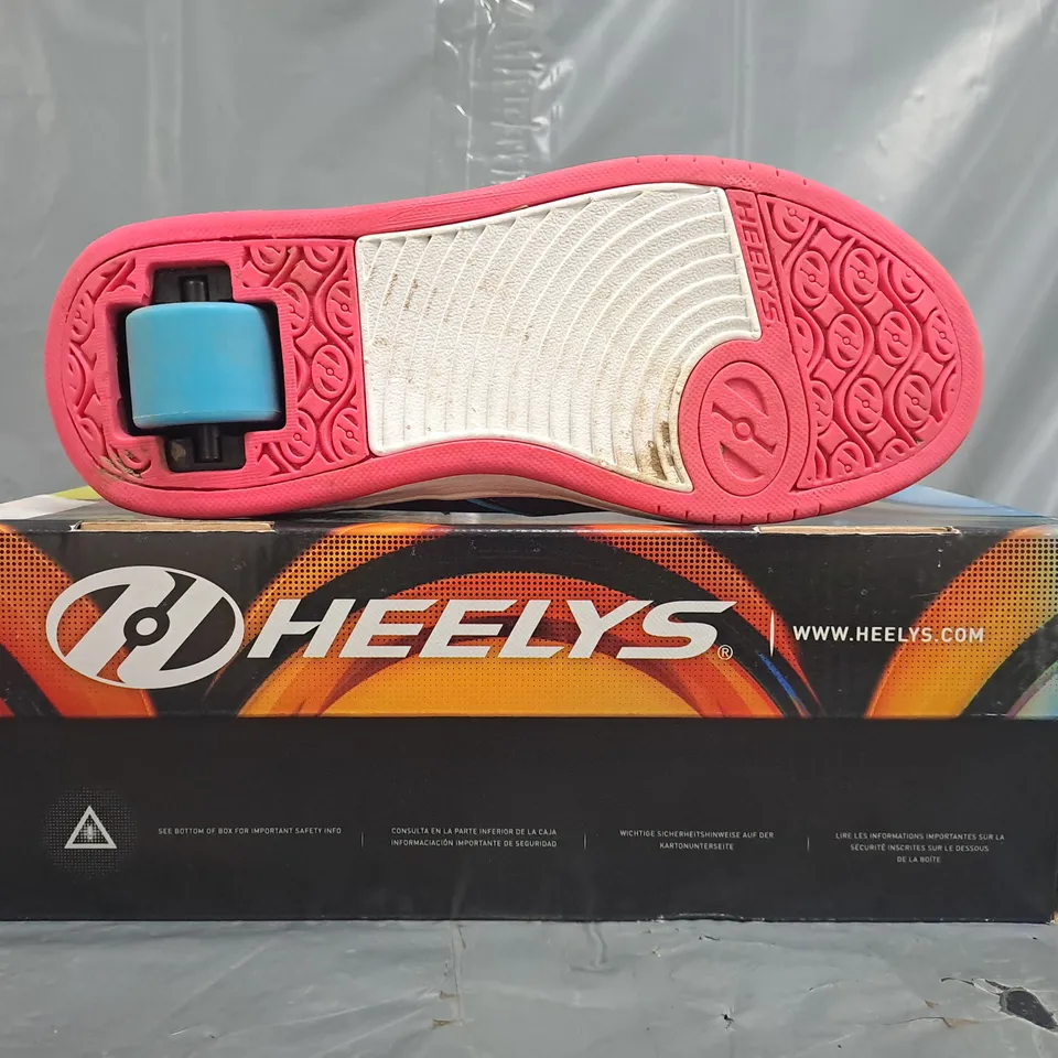 BOXED PAIR OF HEELYS PROPEL 2 JN SHOES IN BLACK/MULTICOLOUR SIZE UK 4