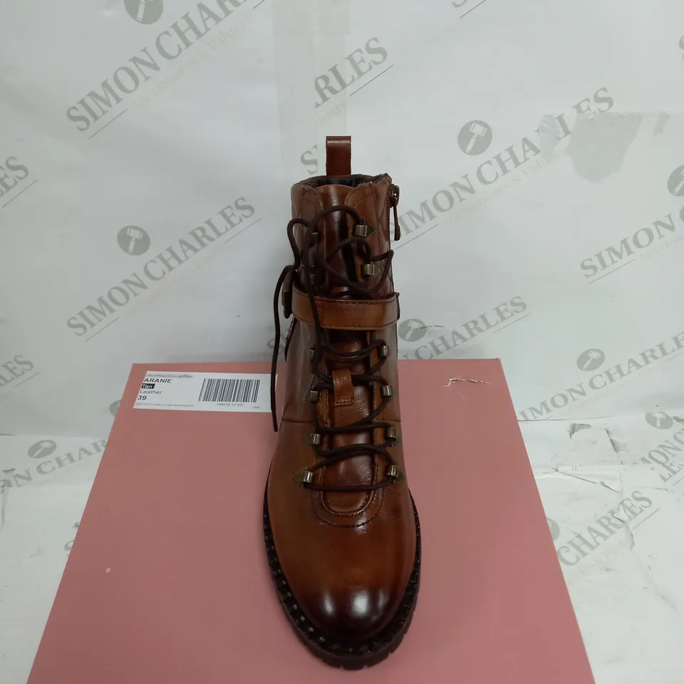 PAIR OF MODA IN PELLE ARNIE LACE UP BOOTS IN MAROON SIZE 6