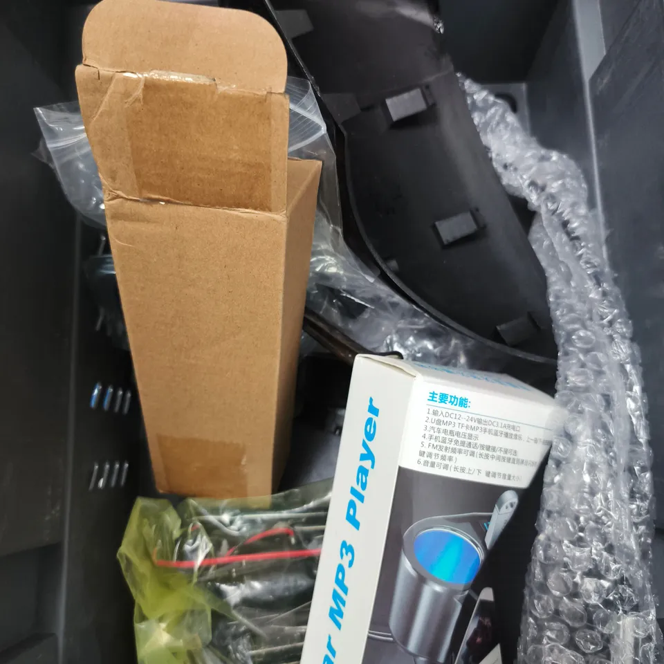 APPROXIMATELY 10 ASSORTED VEHICLE PARTS/ACCESSORIES TO INCLUDE CHARGER, BULBS, MIRROR CASING ETC