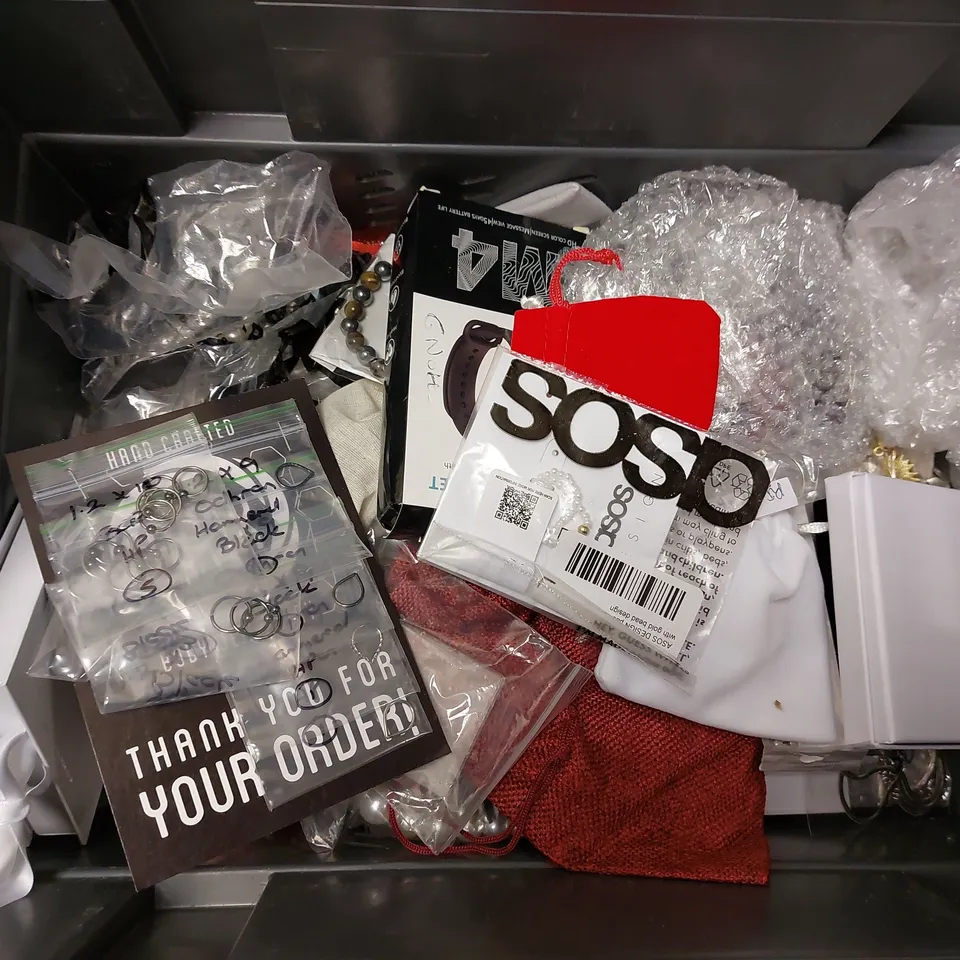 BOX OF APPROX 15 JEWELLERY ITEMS TO INCLUDE BRACELETS, NECKLACES AND PERSONALISED ITEMS
