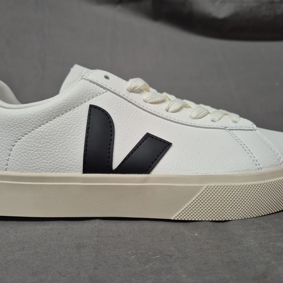 BOXED PAIR OF VEJA SHOES IN WHITE/BLACK UK SIZE 6.5