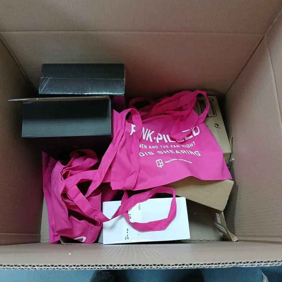 APPROXIMATELY 10 HOUSEHOLD ITEMS TO INCLUDE CAT TOILET SEAT TRAINING SYSTEM, WORK GLOVES AND TOTE BAGS