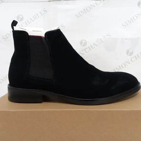 BOXED PAIR OF VERY MAN PLATFORM ELASTIC BOOTS IN BLACK - EUR 45