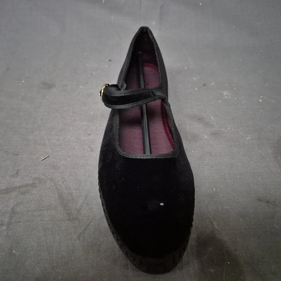 BOXED PAIR OF FLABELUS ANTONIA SHOES IN BLACK EU SIZE 42