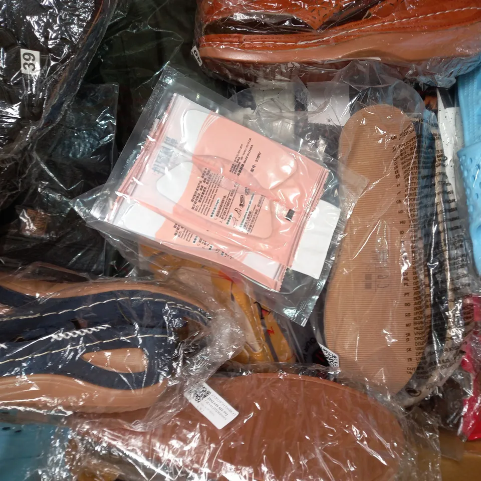 BOX OF APPROXIMATELY 20 ASSORTED PAIRS OF SHOES IN VARIOUS STYLES AND SIZES TO INCLULDE 